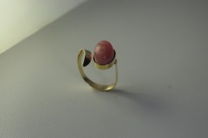 14ct gold ring with rhodochrosite